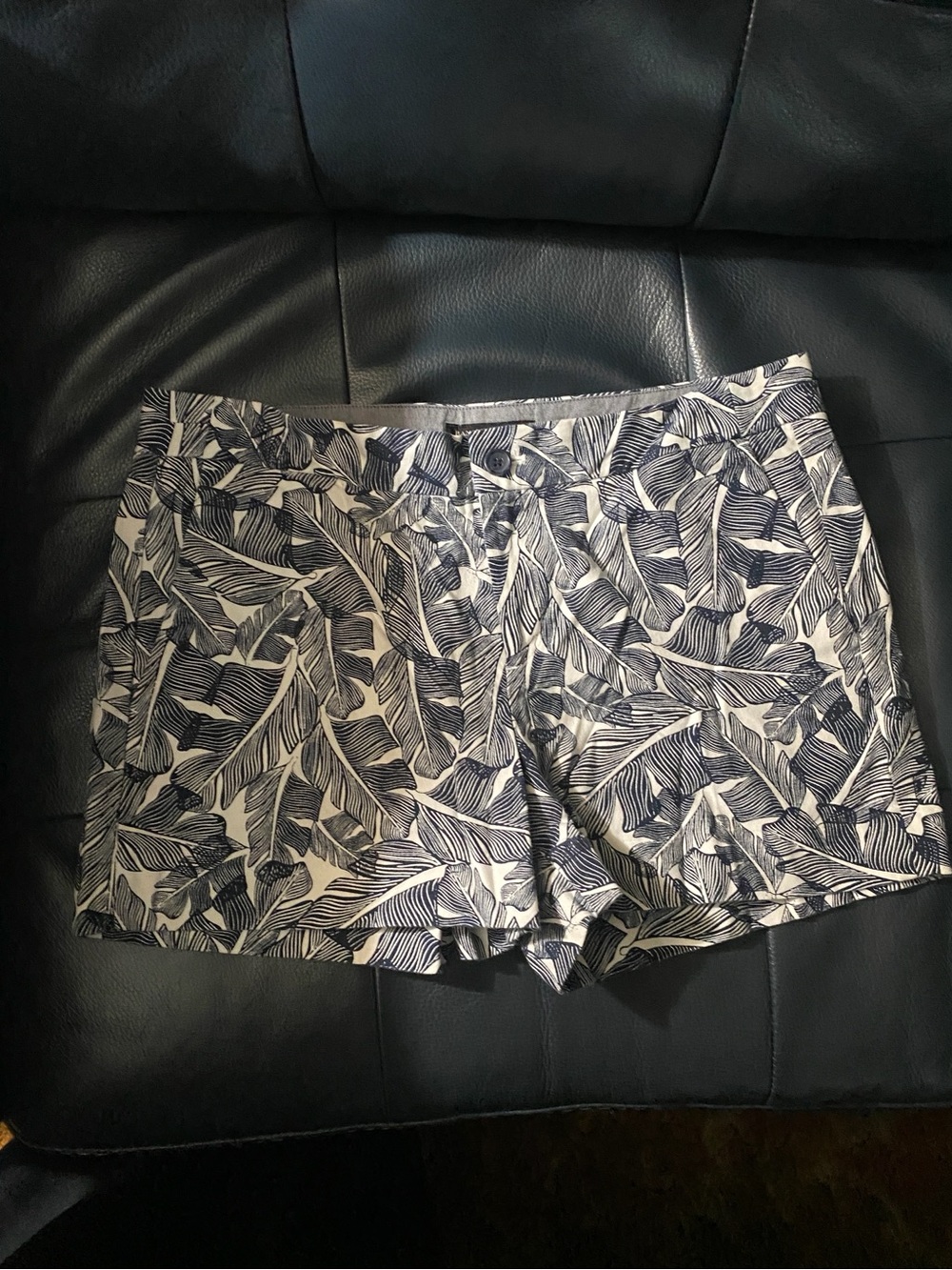Banana Republic Hampton Fit Women's Black and White Leaf Print Shorts